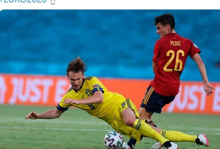 Gelandang timnas Spanyol, Pedri, beraksi dalam laga Grup E EURO 2020 kontra timnas Swedia di Stadion La Cartuja, Senin (14/6/2021).