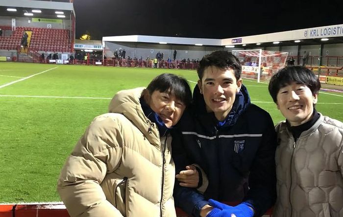 Shin Tae-yong saat mengunjungi Elkan Baggott di markas Gillingham (24/11/2022). 