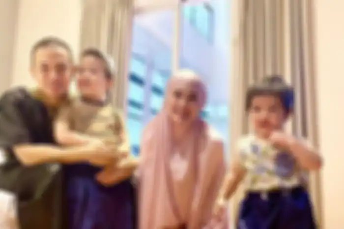Foto Stevie Agnecya berhijab yang bikin Meggy Wulandari syok itu mendapatkan sorotan dari netizen. 