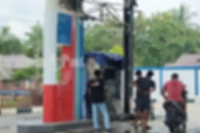 Sebuah SPBU di Kalimantan Selatan hangus terbakar. Diduga akibat korsleting di motor 2-tak saat isi BBM Pertalite.