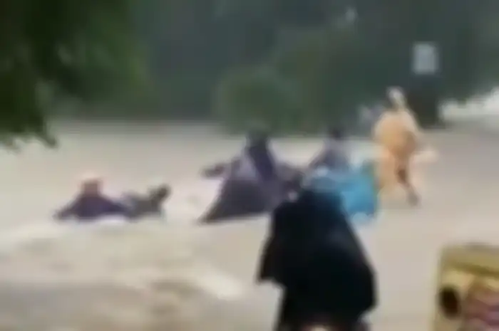 Pemotor terseret banjir di daerah Barru.