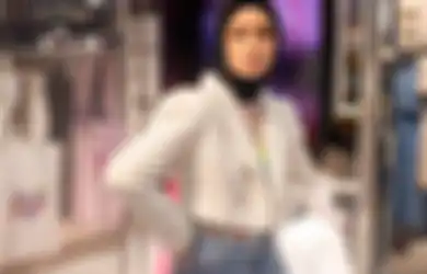 5 Model Outer Hijab yang Lagi Ngetren Buat Dipakai Saat Musim Hujan!