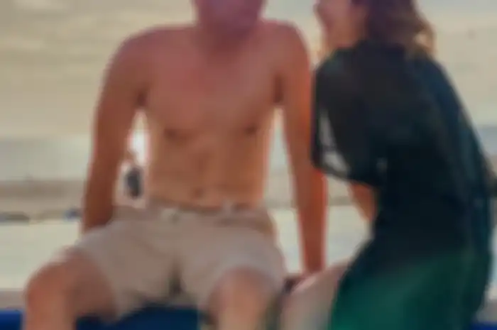 Dalam foto Gisel itu, pasangan yang tengah dimabuk asmara ini tampak menikmati sinar mentari di tepi pantai. 