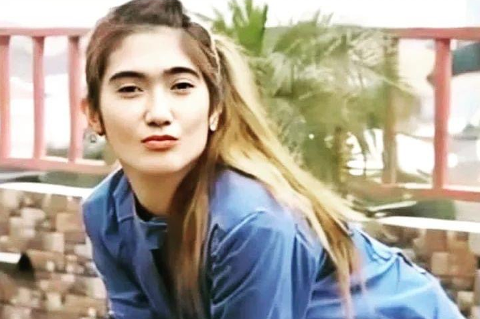 Revi Mariska blak-blakan bilang ogah mencontoh Luna Maya. Ternyata artis sinetron kolosal itu senang umbar foto aurat terbuka setelah kejadian ini.