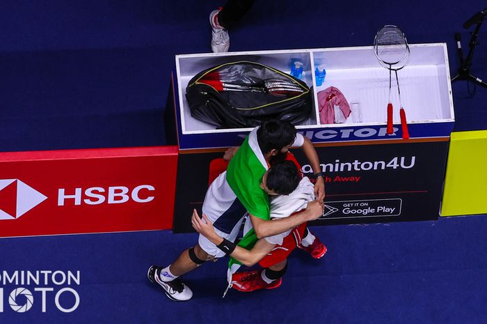 Pebulu tangkis tunggal putra India, Kidambi Srikanth, merangkul Jonatan Christie setelah pertandingan mereka pada final Thomas Cup 2022 antara Indonesia dan India di Impact Arena, Bangkok, Thailand, 15 Mei 2022.