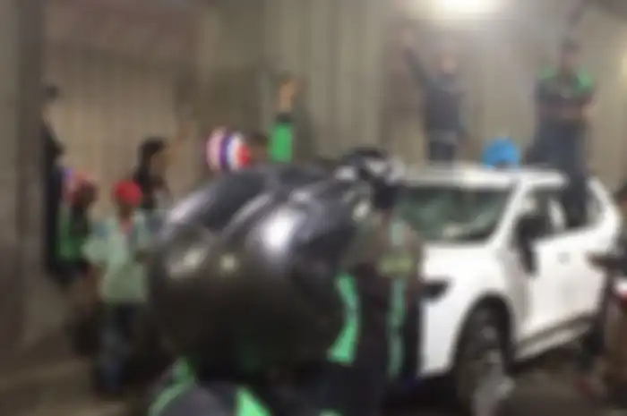 Puluhan driver ojol rusak mobil Nissan X-Trail