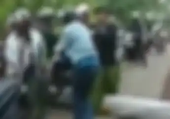 Gara-gara Tiang Listrik Tumbang, Pemotor Susah Payah Lewati Jalan