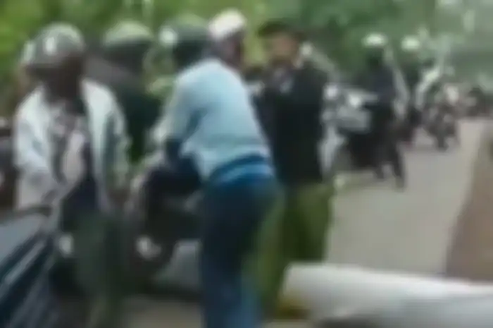 Pemotor ramai-ramai menggotong motor karena tiang listrik tumbang .