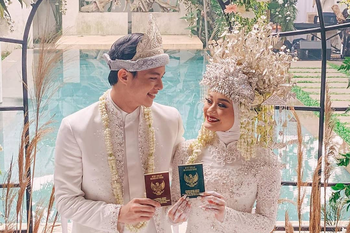 Dinda Hauw dan Rey Mbayang resmi menikah