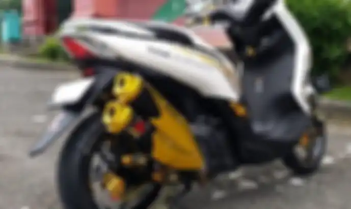 Ilustrasi knalpot racing di motor harian