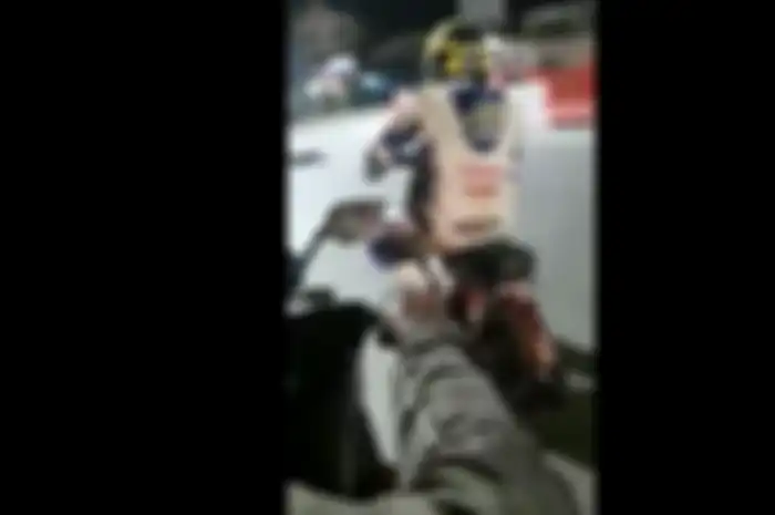 Fans Valentino Rossi kedapatan balapan di underpass Purwokerto menaiki Yamaha V80 (robot)