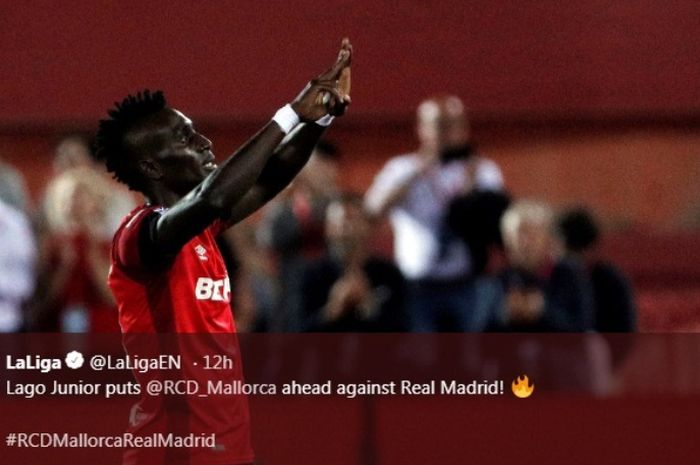 Winger Real Mallorca, Lago Junior, melakukan selebrasi seusai menjebol gawang Real Madrid pada Sabtu (19/10/2019).