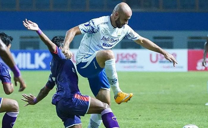 Gelandang Persib Bandung, Mohammed Rashid, mendapat pengawalan ketat dari pemain Persita Tangerang pada pekan kedua Liga 1 2021.