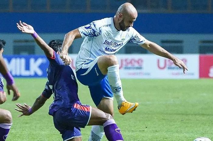 Gelandang Persib Bandung, Mohammed Rashid, mendapat pengawalan ketat dari pemain Persita Tangerang pada pekan kedua Liga 1 2021.
