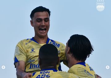 Gelandang Persib Bandung, Eliano Reijnders, saat selebrasi bersama pemain lain dalam laga pekan keenam Super League 2025/2026 lawan Arema FC di Stadion Kanjuruhan, Kabupaten Malang, Senin (22/9/2025).