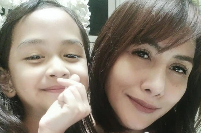 Wenny Ariani yang menolak tawaran tes DNA dari Rezky Aditya bikin murka netizen. Wajah Kekey disebut mirip almarhumah Vanessa Angel. 