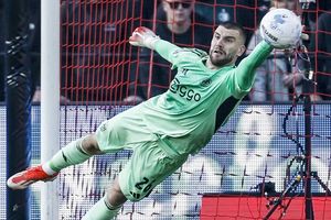 Barca Siap Lepas Inaki Pena ke Ajax, Posisi Maarten Paes di Amsterdam Mulai Terancam?