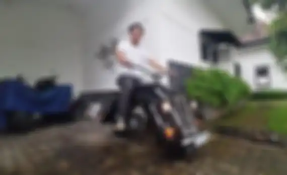 Rio Pujaya bersama motor mini custom garapannya.