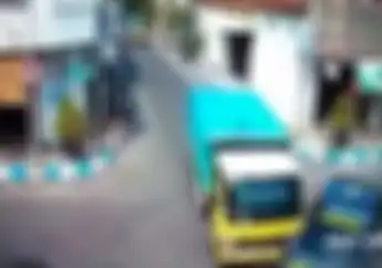 Ngeri, Detik-detik Truk Hajar Mobil Polisi Sampai Ringsek di Perempatan, Pemotor Berhasil Lolos