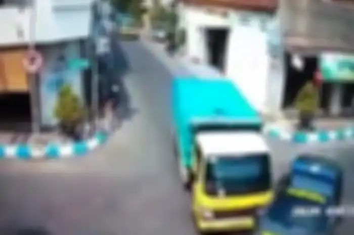 Truk hajar mobil polisi di perempatan.