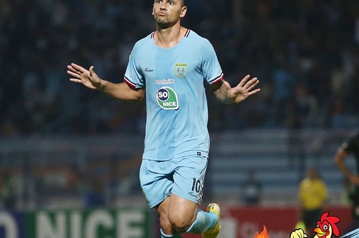 Striker Persela Lamongan, Alex dos Santos Goncalves, melakukan selebrasi setelah mencetak gol ke gawang Kalteng Putra pada pekan kedelapan Liga 1 2019.