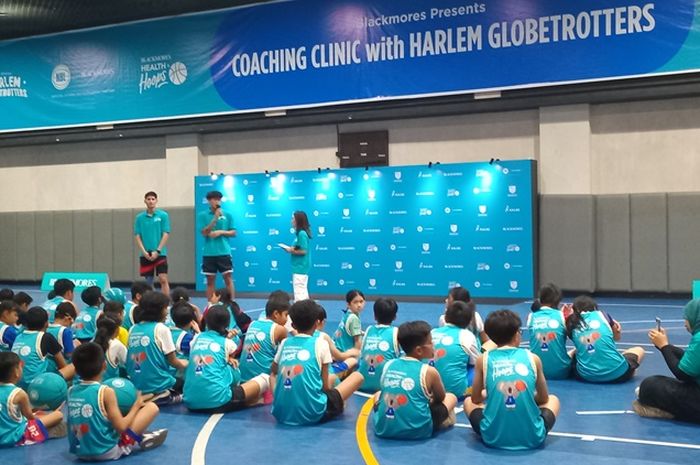 Acara Blackmores Coaching Clinic with Harlem Globetrotters di fX Sudirman, Jakarta, Jumat (15/11/2024).