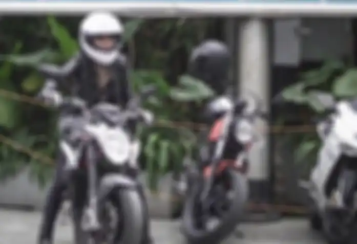 Nikita Mirzani naik moge mahal, MV Agusta Brutale 800 RR.