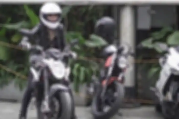 Nikita Mirzani naik moge mahal, MV Agusta Brutale 800 RR.