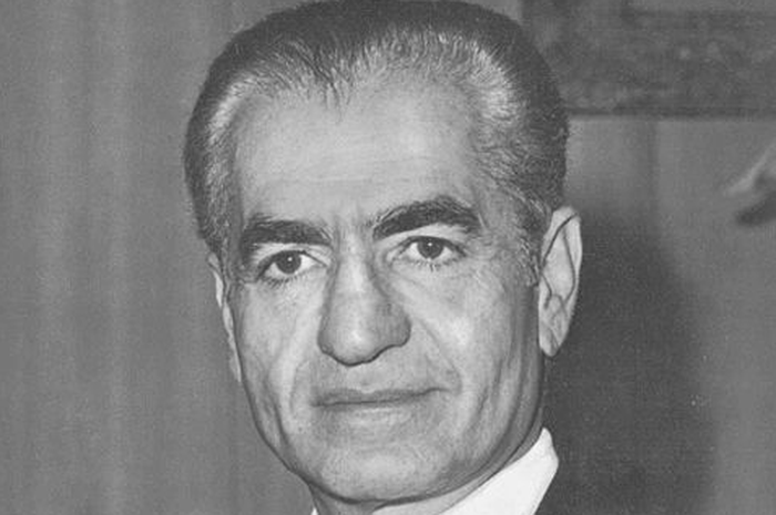 Di bawah kepemimpinan Pahlavi, Iran mulai memasuki masa "Revolusi Putih" dengan bantuan Negeri "Paman Sam".