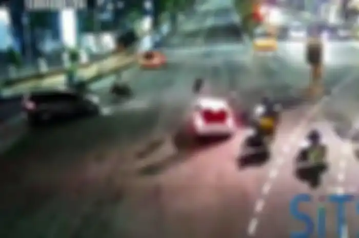 Korban kecelakaan di lampu merah daerah Surabaya.