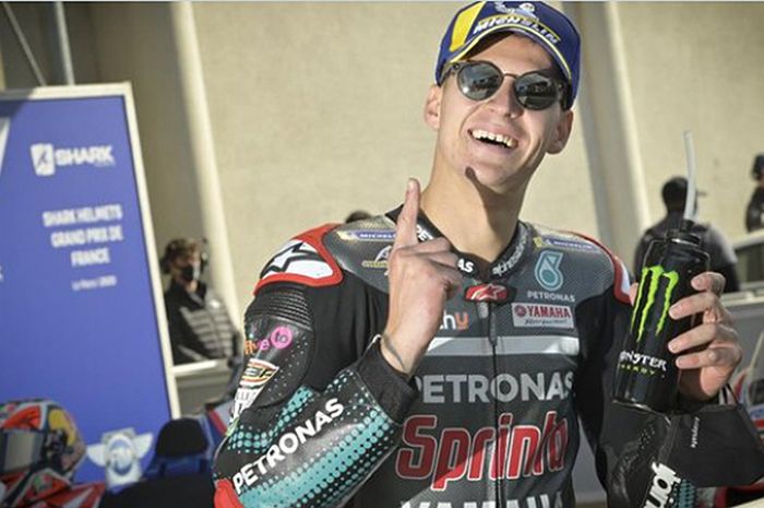 Pembalap Petronas Yamaha SRT, Fabio Quartararo, setelah merebut pole position pada kualifikasi MotoGP Prancis di Sirkuit Bugatti, Le Mans, Prancis, 10 Oktober 2020.