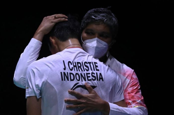 Tunggal putra Indonesia, Jonatan Christie, saat ditenangkan pelatihnya, Irwansyah, usai mengalami kekalahan pada babak perempat final Kejuaraan Dunia 2022 dari Chou Tien Chen (Taiwan) dalam pertandingan yang digelar di Tokyo Metropolitan Gymnasium, Jepang, 26 Agustus 2022