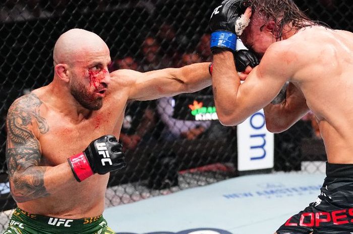 Petarung UFC, Alexander Volkanovski (Australia) kembali ke 10 besar ranking UFC terbaru pound-for-pound usai mengalahkan Diego Lopes (Brasil) dalam perebutan gelar juara kelas bulu (featherweight) pada UFC 314 di Kaseya Center, Miami, Amerika Serikat (AS),  Minggu (13/4/2025)