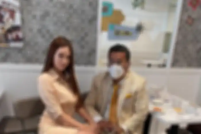 Foto emak-emak pencuri susu yang diunggah Hotman Paris tentu saja menjadi perbincangan netizen. Pemilik toko akhirnya minta maaf di depan polisi.