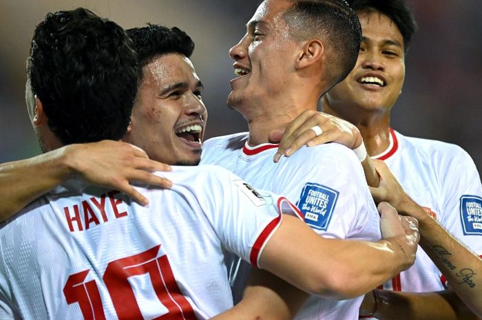 Para pemain Timnas Indonesia merayakan gol ke gawang Vietnam pada duel Kualifikasi Piala Dunia 2026 di Hanoi (26/3/2024).