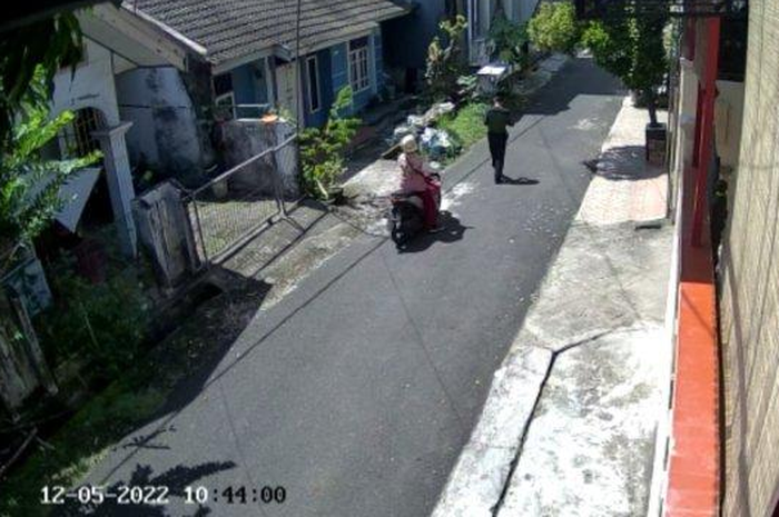 Rekaman CCTV Pencuri Gasak Honda BeAT milik Ibu Pedagang Yakult