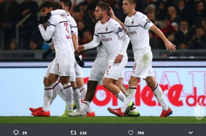 Para pemain AC Milan merayakan gol Krzysztof Piatek ke gawang AS Roma dalam laga Liga Italia di Stadion Olimpico, Minggu (3/2/2019)