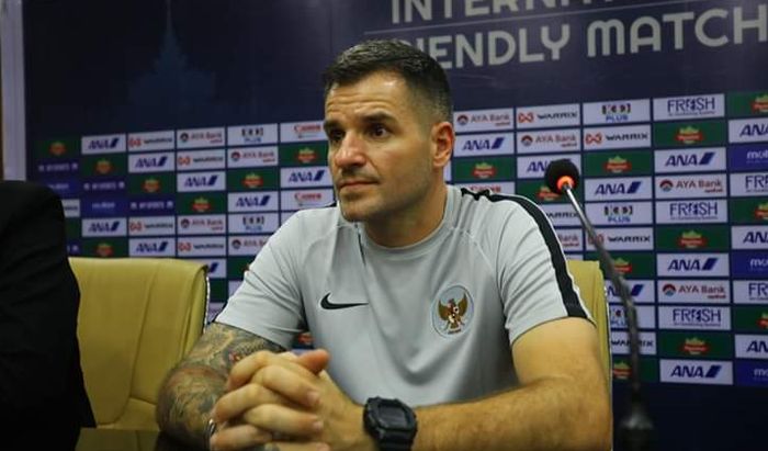 Pelatih timnas Indonesia Simon McMenemy memberikan keterangan pers pasca laga kontra timnas Myanmar, Senin (25/3/2019).