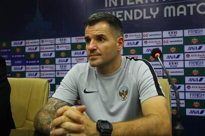 Pelatih timnas Indonesia Simon McMenemy memberikan keterangan pers pasca laga kontra timnas Myanmar, Senin (25/3/2019).