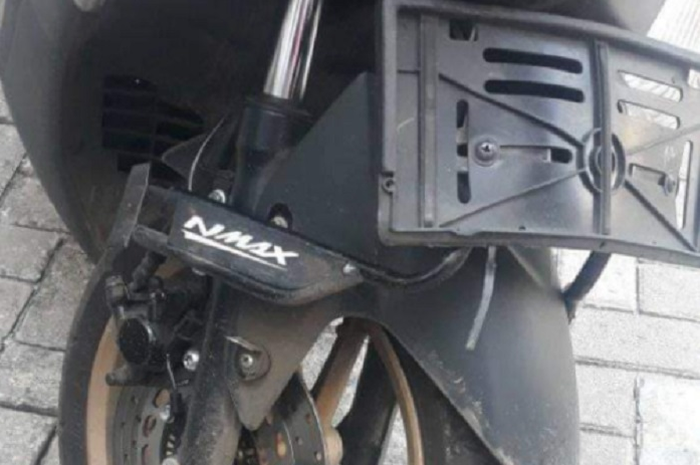 Deretan Insiden Dudukan Pelat Nomor Yamaha NMAX Patah, Ada yang Ketiban Motor.