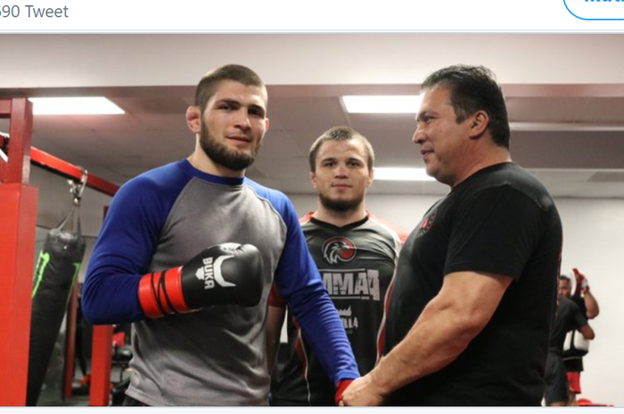 Khabib Nurmagomedov (kiri) dan Javier Mendez (kanan). Khabib Nurmagomedov merupakan petarung yang diasuh oleh Javier Mendez. 