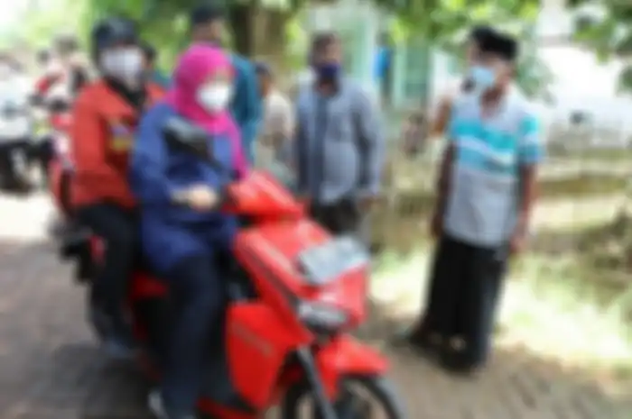 Gubernur Jawa Timur, Khofifah Indar Parawansa bersama Ketua DPR RI Puan Maharani naik motor listrik Gesits di Pulau Oksigen, Sumenep.