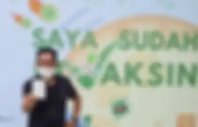 Foto Tukul Arwana Pamer Kartu Vaksin Picu Komentar, Dokter RSPON Ungkap Fakta di Balik Tudingan Vaksinasi Sebabkan Pendarahan Otak Sang Komedian