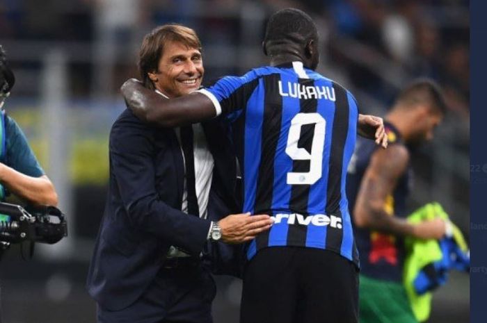 Pelatih Inter Milan, Antonio Conte, memeluk Romelu Lukaku.