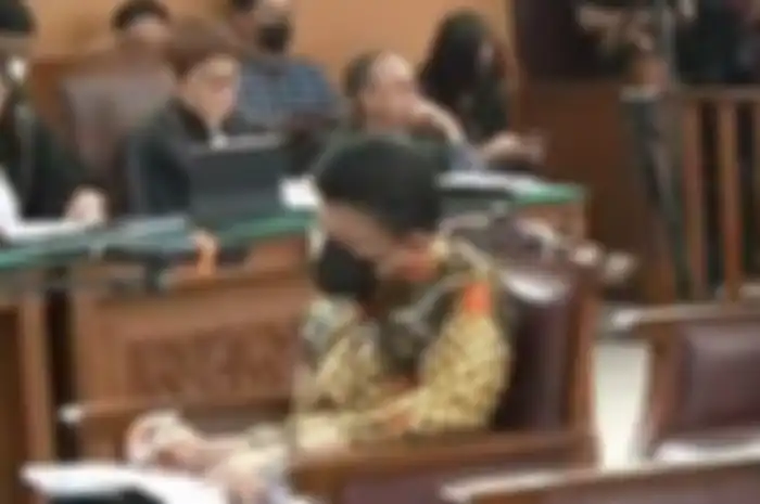 Ferdy Sambo hadiri sidang perdananya kenakan kemeja lengan panjang.