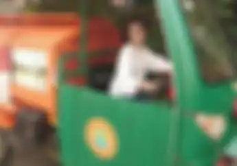Viral, Cewek Cantik Petugas PPSU, Pose di Motor Pengangkut Sampah Gak Masalah