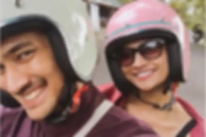 Vanessa Angel saat dibonceng motor, jangan lupa pakai helm.