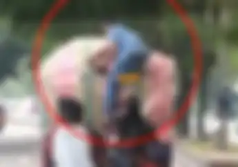 Video Detik-detik Kawanan Bajing Loncat Menantang Maut di Atas Pikap, Sobek Terpal Barang Dijarah