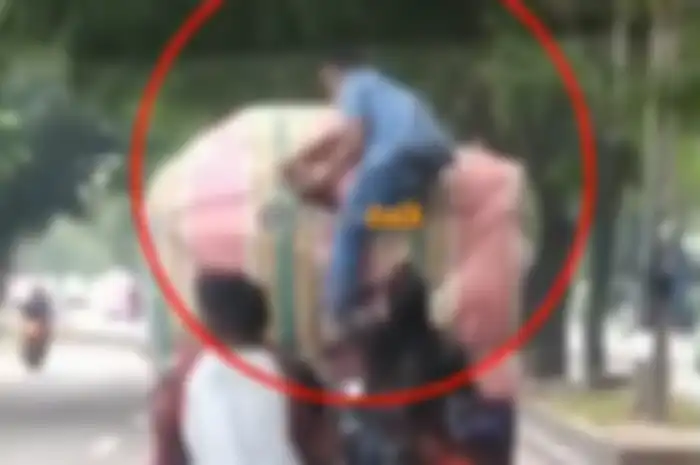 Kawanan bajing loncat menjarah barang dari mobil pikap di Medan, Sumut.