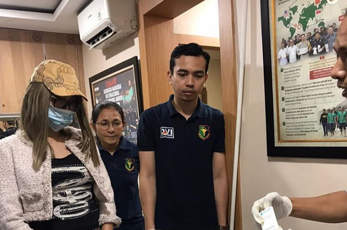 Lucinta Luna ditangkap atas kasus penyalahgunaan narkoba. Tes urine menunjukkan artis kontroversial ini positif narkoba. Ditemukan kandungan benzo